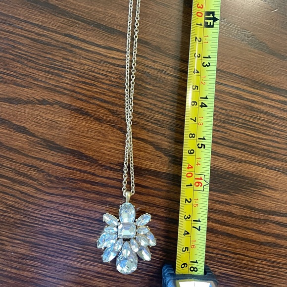 ⚓️SALE⚓️Gold cluster necklace .18 “ long drop - Picture 4 of 4